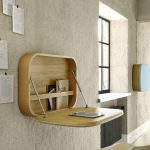 un bureau sur un pan de mur